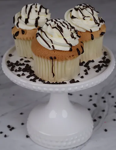 CC-007 Display Gold whipped cream Cupcake