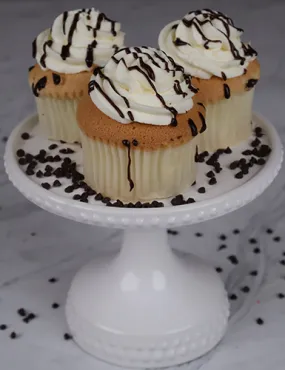 CC-007 Display Gold whipped cream Cupcake
